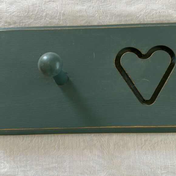 Henn Workshops Vintage Wooden Peg Rack with Hearts Hanger - Picture 3 of 9